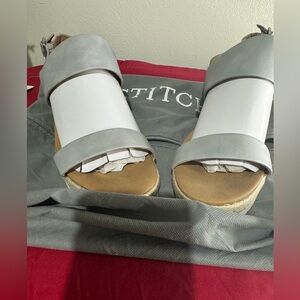 NWT 9.5 Light Grey Elmer Sport Bottom Wedge Sandles